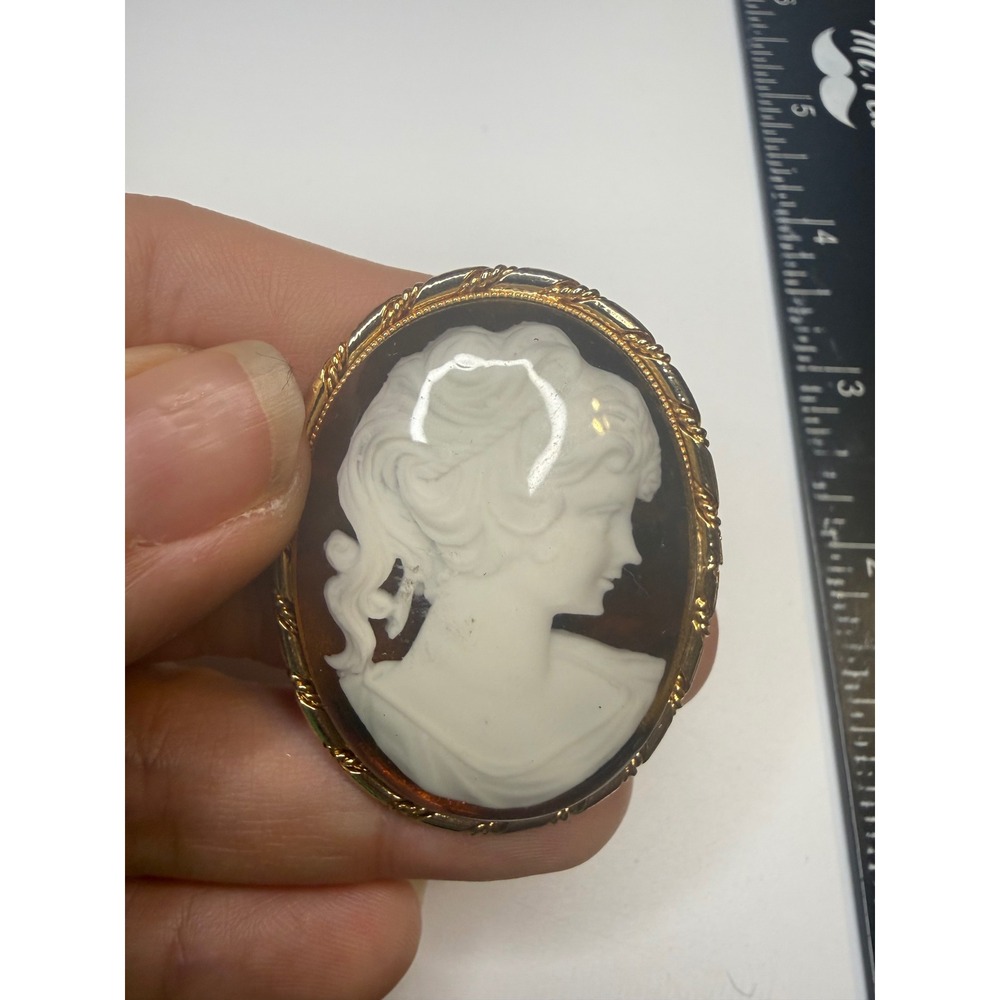 Vintage Gold Tone Oval Cameo Brooch Pendant‎ Female Profile Brown White Jewelry